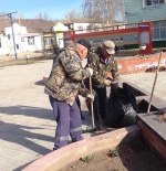 Субботник в Духовницком: вместе за чистоту родного поселка
