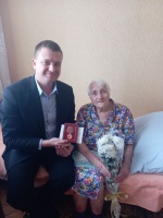 Глава района поздравил труженицу тыла с высокой наградой